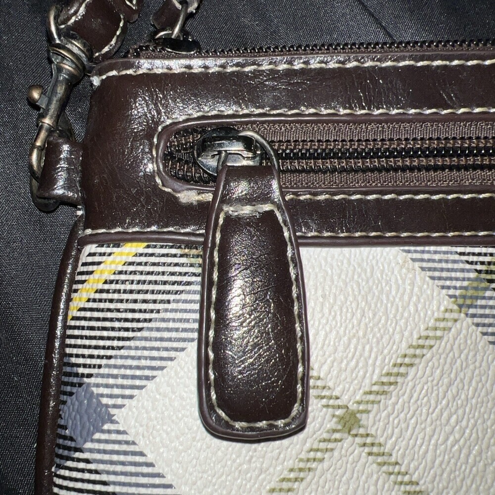 Burberry Coin Purse Wristlet – Zipper Closure – Compact Designer Pouch - Picture 4 of 10